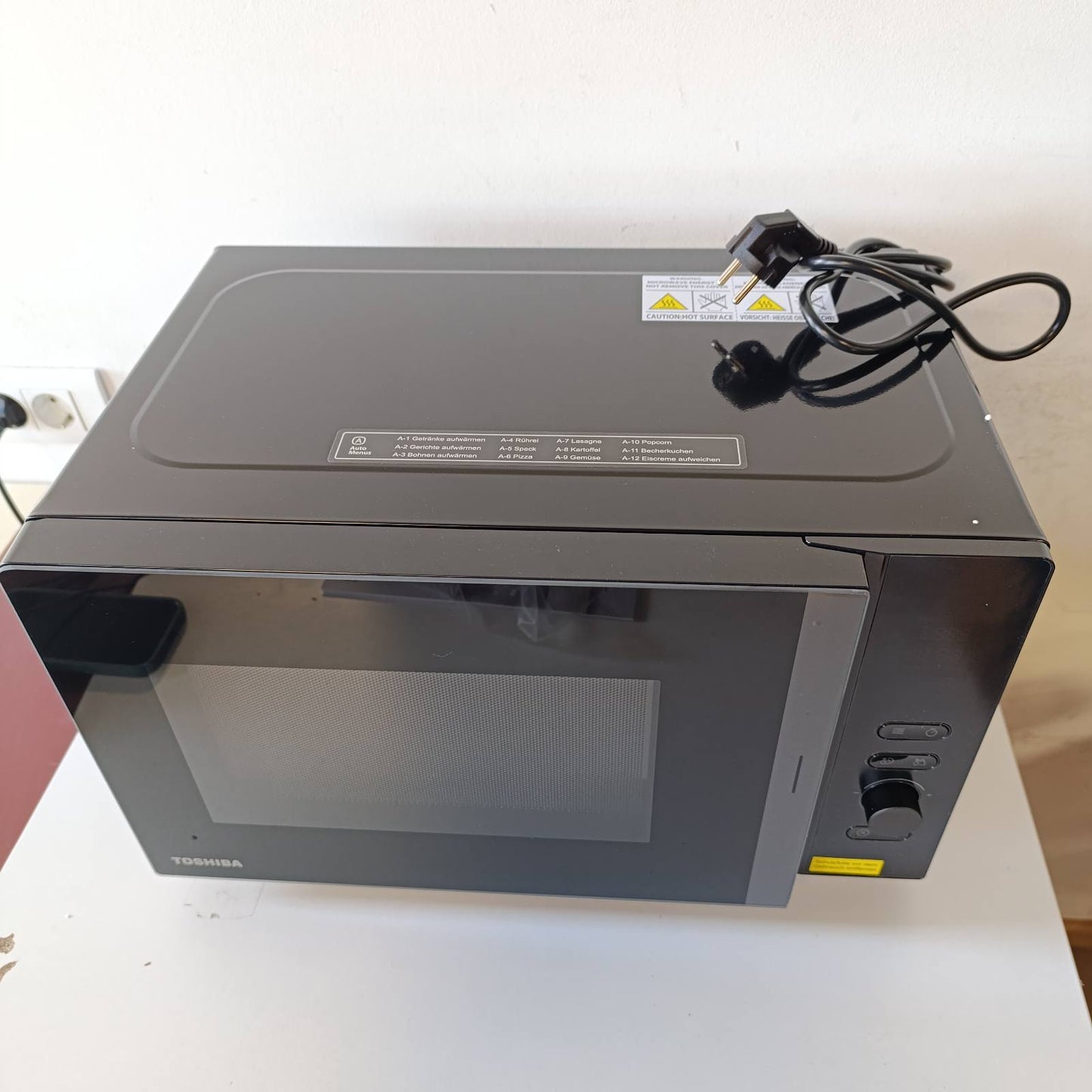 288204 - TOSHIBA MV-AM20T(BK) Mikrovalë 20L, 800W, 5 nivele fuqie, 12 programe automatike, brendësi smalti, funksion shkrirjeje, pllaka rrotulluese qelqi 24.5 cm, e zezë