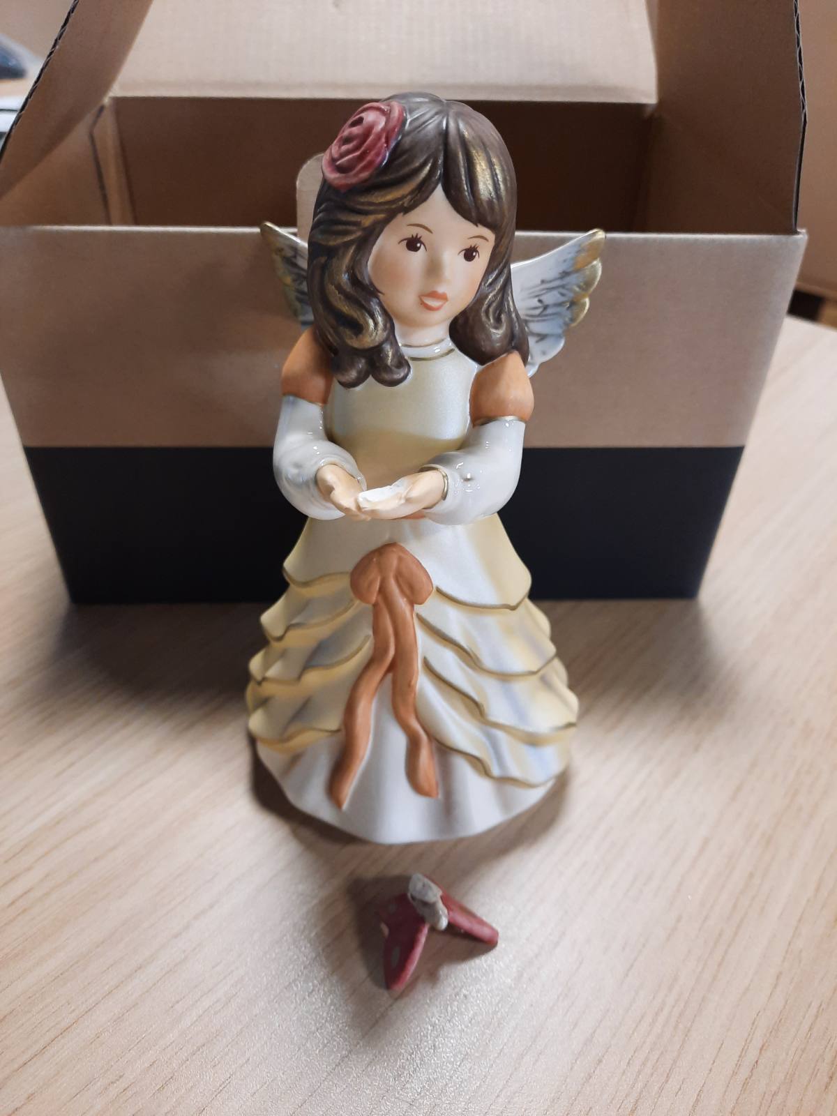 195287 - GOEBEL Figurinë Engjëlli Krishtlindjesh 'Më Sillni Fat' e Bërë prej Guri me Yje Swarovski, Shumëngjyrëshe, Përmasat: 8.5cm x 8cm x 15cm, 41-635-07-1, Ngjyra Shampanjë