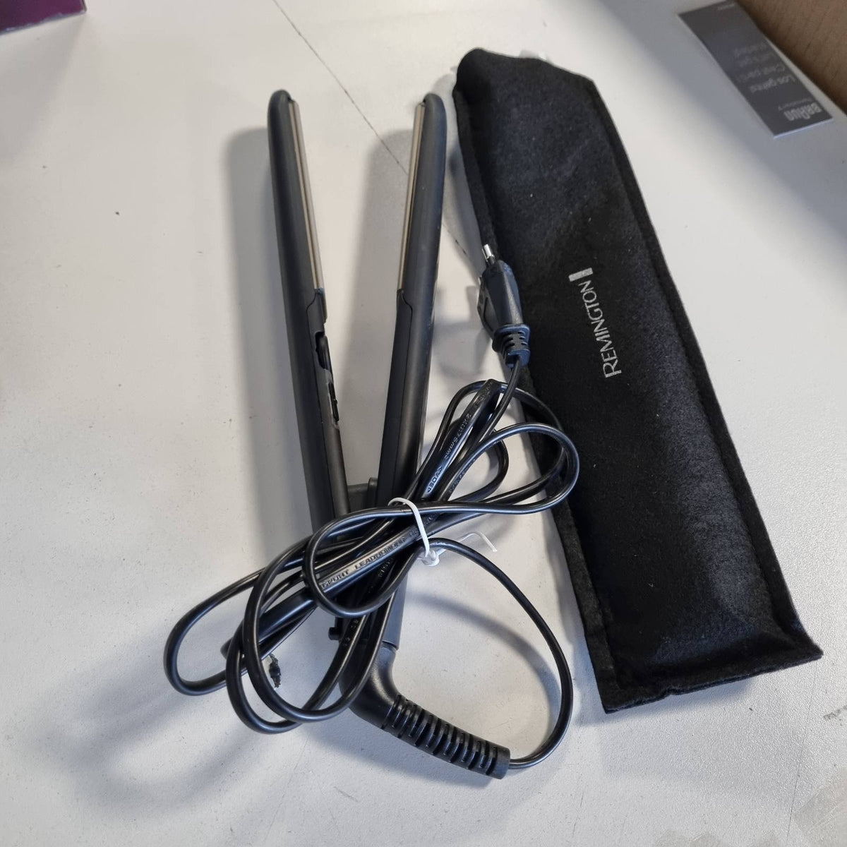 298295 - REMINGTON Pjastër flokësh S3500, Mbrojtje 4-fishe, Veshje antistatike qeramike-turmalinë, Shpërndarje e njëtrajtshme e nxehtësisëe