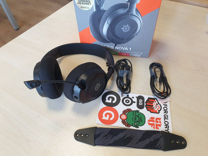 295698 - SteelSeries Arctis Nova 1 - Kufje Lojërash me Shumë Sisteme, Hi-Fi me Drajverë, Tingull Hapësinor 360°, Jastëkë Veshësh me Shkumë Memorieje, Mikrofon me Anulim Zhurmesh, PC, PS5, PS4, Switch, Xbox - E Zezë