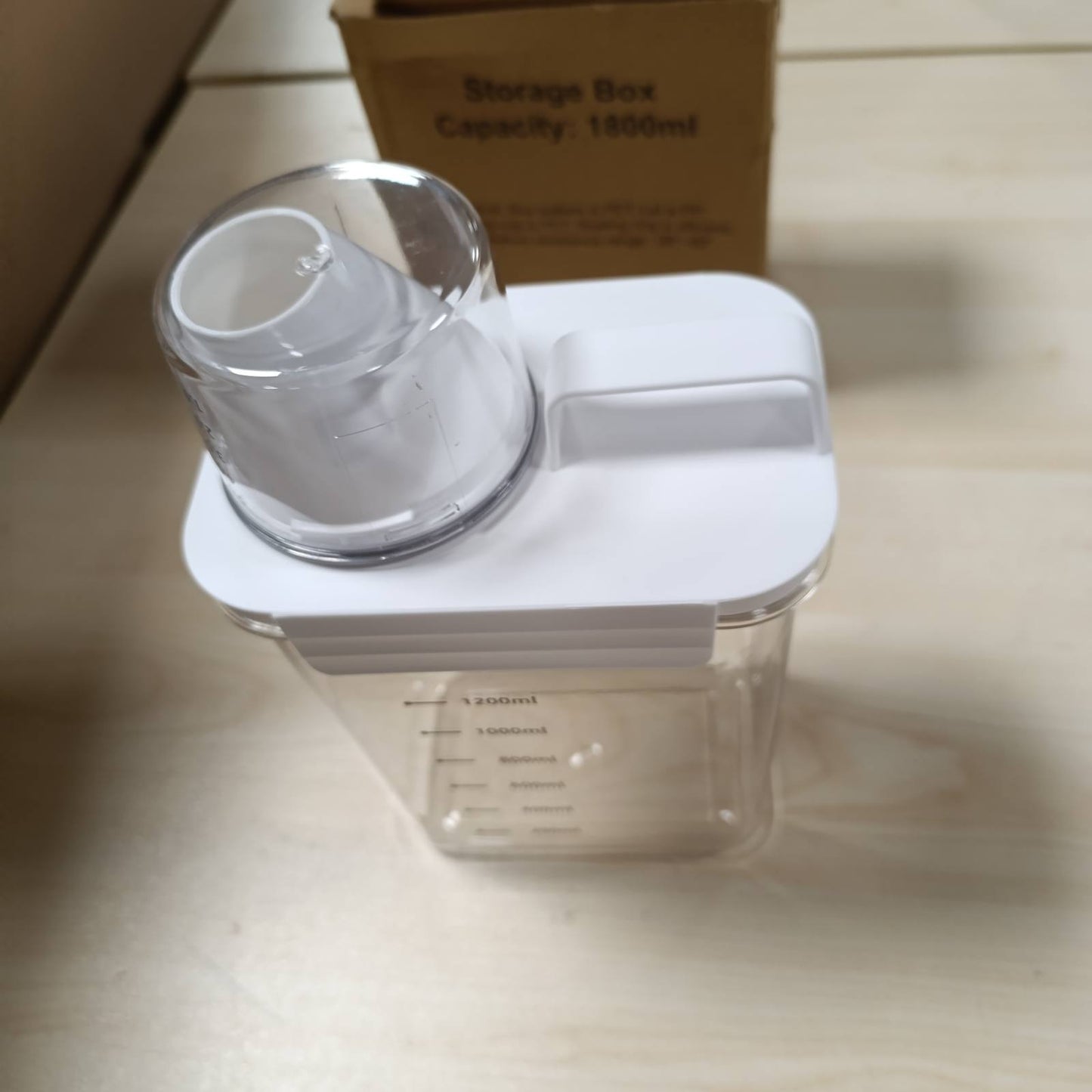 198591 - DISPENSER Detergjenti i Mbyllur 1800 ml me Gotë Matëse, Kutia Ruajtëse e Pa-rrjedhshme për Pluhur Larës