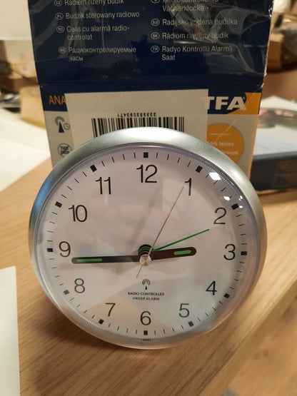 261502 -TFA DOSTMANN - Orë alarmi analoge me radio, modeli 60.1506, me lëvizje të qetë, alarm të lartë, shifra të lehta për të lexuar, për dhome gjumi ose zyre, argjendi, me dritë dhe funksion shtyrjeje.