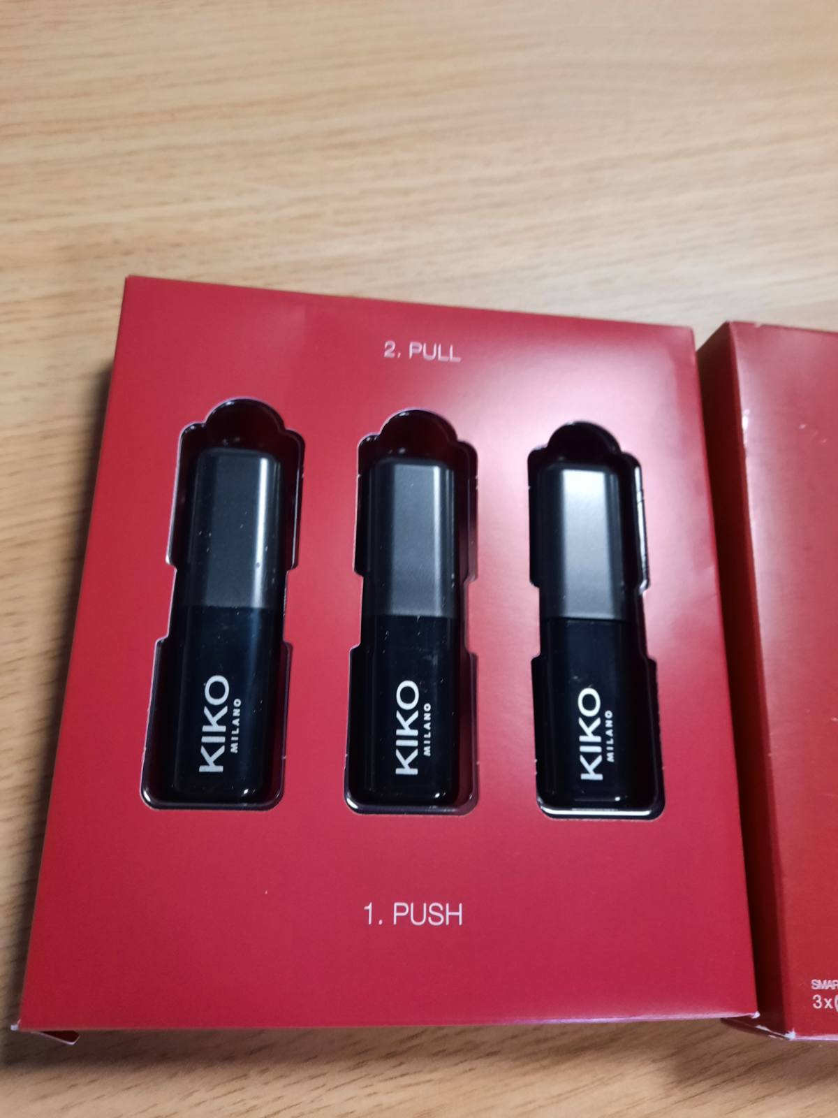 302180 - KIKO MILANO Smart Fusion Lip Set 02 - Set buzësh me 3 buzëkuq me një përfundim të shndritshëm