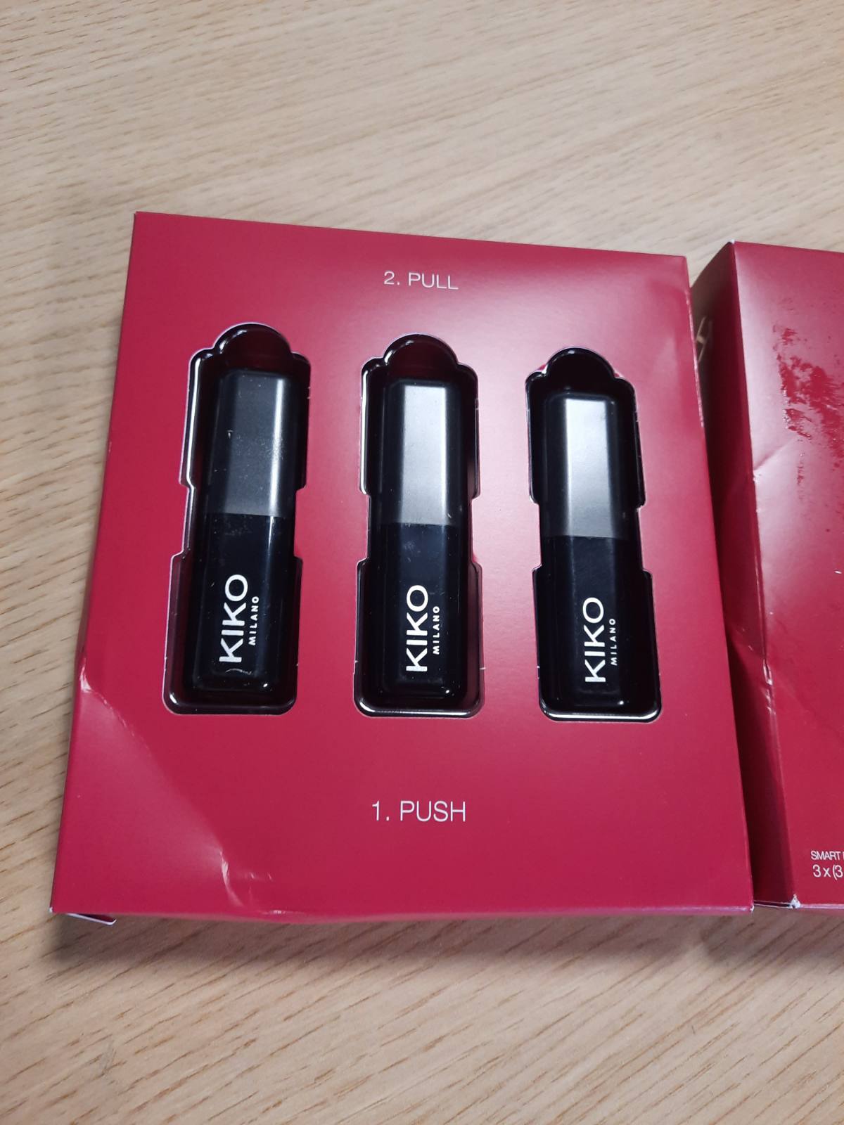 302181 - KIKO MILANO Smart Fusion Lip Set 02 - Set buzësh me 3 buzëkuq me një përfundim të shndritshëm
