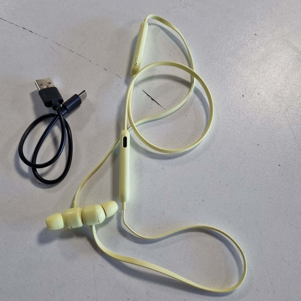 299076 - BEATS Kufje Flex për në vesh – Çip Apple W1, Kufje magnetike, Bluetooth Klasa 1, 12 orë riprodhim, Pa tel – Yuzu e verdhë