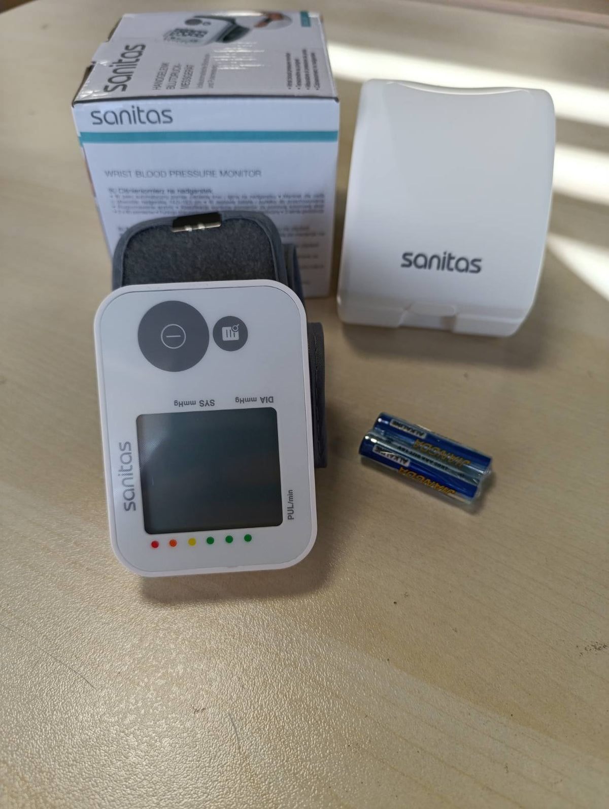 300724 - SANITAS | Monitor presioni i gjakut SBC 22 për kyçin e dorës (matje plotësisht automatike e presionit të gjakut dhe pulsit, funksion paralajmërues për aritmi të mundshme kardiake)