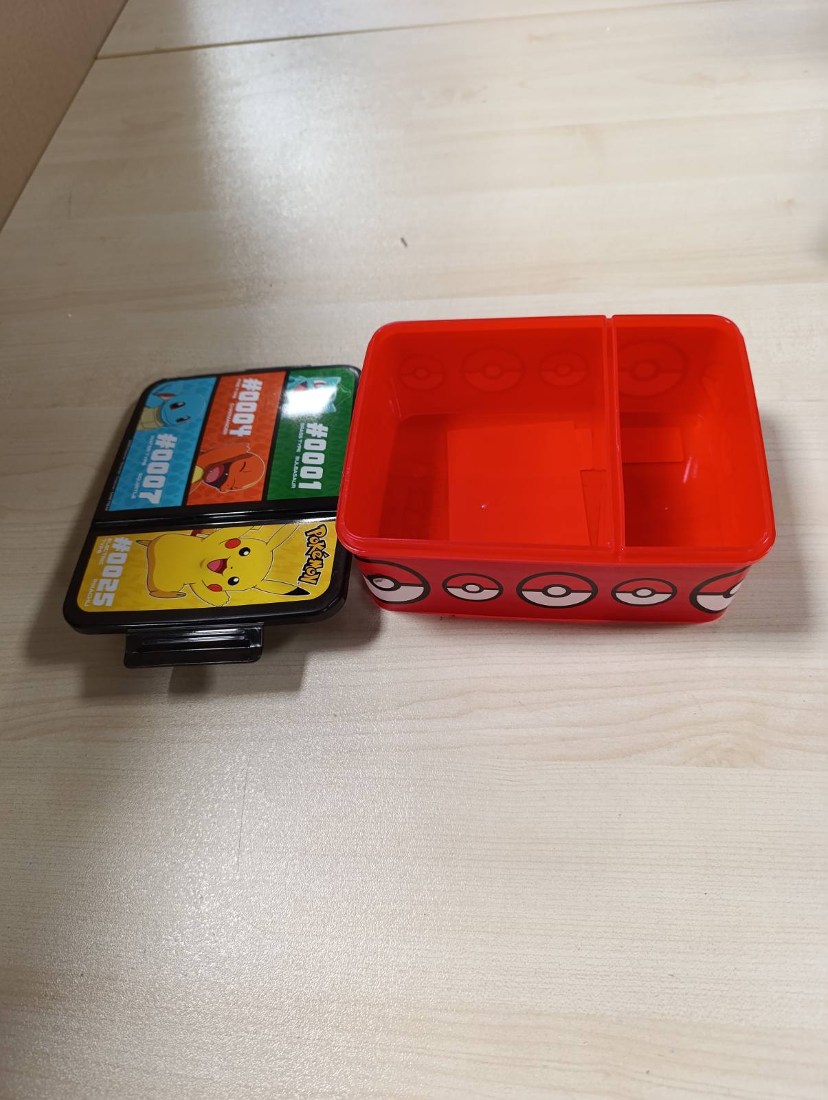 162984 - P:OS - Kutia e Drekës POKÉMON për Fëmijë me 2 Ndarje dhe Mbyllje me Kapëse, Prej Plastike pa BPA, Dizajn Pikachu, Bulbasaur, Charmander, Squirtle - Ideal për Kopsht dhe Shkollë