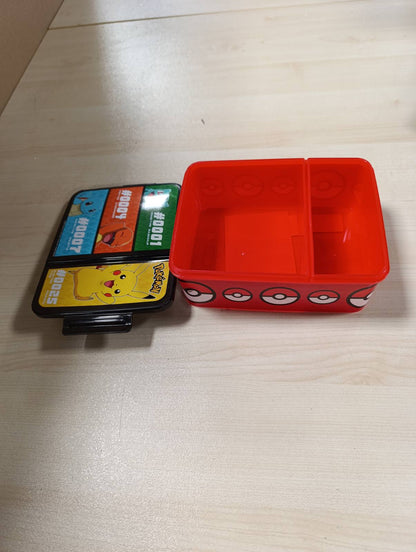 162984 - P:OS - Kutia e Drekës POKÉMON për Fëmijë me 2 Ndarje dhe Mbyllje me Kapëse, Prej Plastike pa BPA, Dizajn Pikachu, Bulbasaur, Charmander, Squirtle - Ideal për Kopsht dhe Shkollë