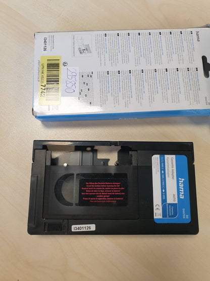 295850 - HAMA Adaptues automatik kasete për kaseta video VHS-C, Funksionon me bateri, i zi