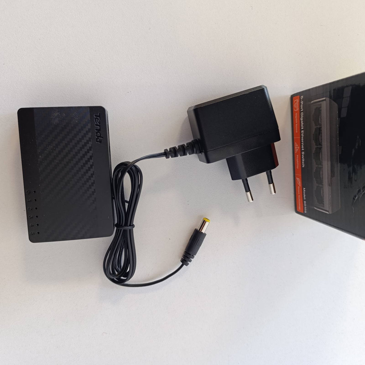 300020 - TENDA SG105 LAN Switch me 5 porta Gigabit, Mini Network Switch, Hub LAN, Shpërndarës LAN (Plug-and-Play, Pa ventilator, I pamenaxhuar - i zi)