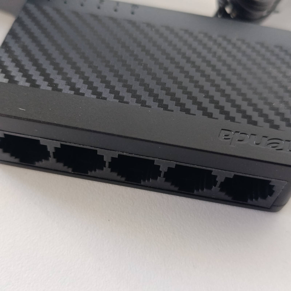 300020 - TENDA SG105 LAN Switch me 5 porta Gigabit, Mini Network Switch, Hub LAN, Shpërndarës LAN (Plug-and-Play, Pa ventilator, I pamenaxhuar - i zi)