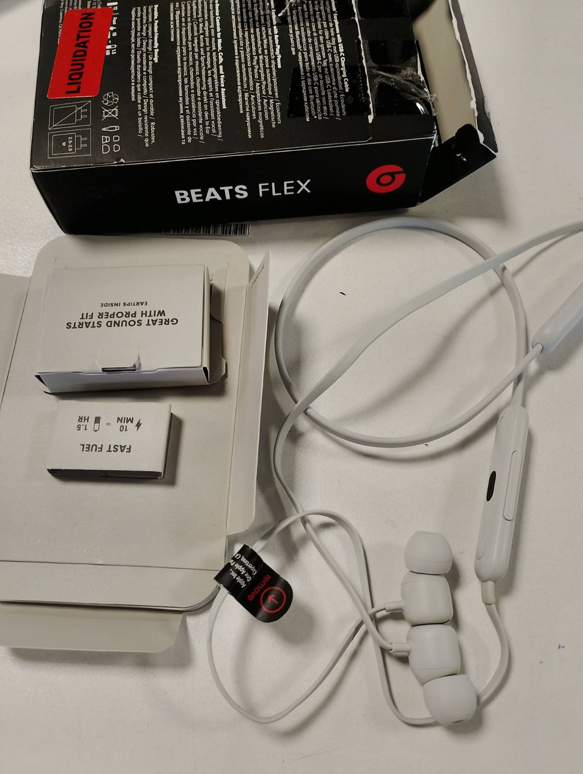 299047 - BEATS Kufje Flex për në vesh – Çip Apple W1, Bluetooth Klasa 1, 12 orë riprodhim, Pa tel – Gri tymi