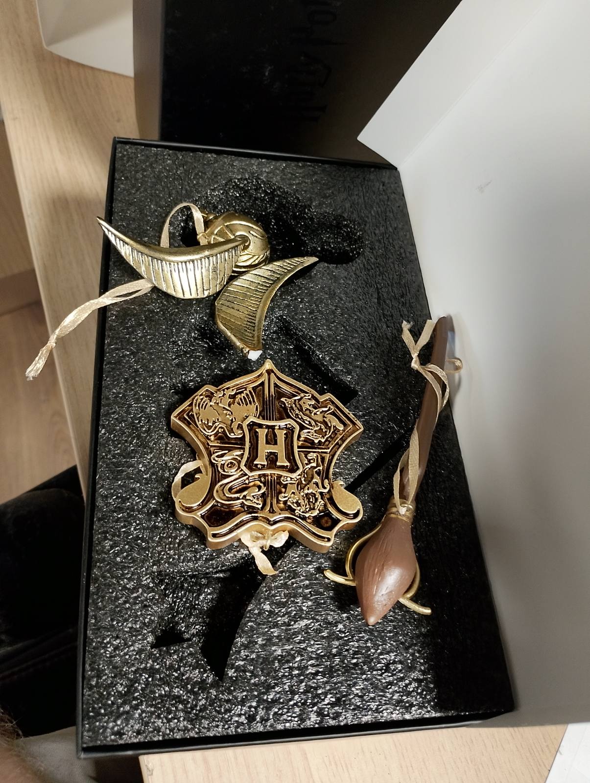 195870 - GRUPO ERIK - Seti i figurave të arit Snitch Nimbus 2000 dhe Stema e Hogwarts për Pemën e Krishtlindjeve, 3 copë - Dekorime Harry Potter