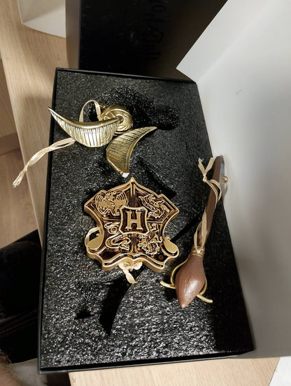 195870 - GRUPO ERIK - Seti i figurave të arit Snitch Nimbus 2000 dhe Stema e Hogwarts për Pemën e Krishtlindjeve, 3 copë - Dekorime Harry Potter