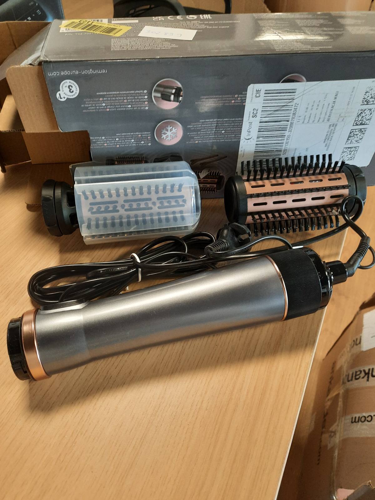 302839 - REMINGTON Furçë me Ajër të Nxehtë Rrotulluese [Automatike] Mbrojtëse Keratini, përfshirë 3 aksesorë: 2 furça të rrumbullakëta + përforcues rrënjësh për më shumë vëllim, kapëse flokësh, veshje qeramike me vaj bajamesh, AS8811, Gri