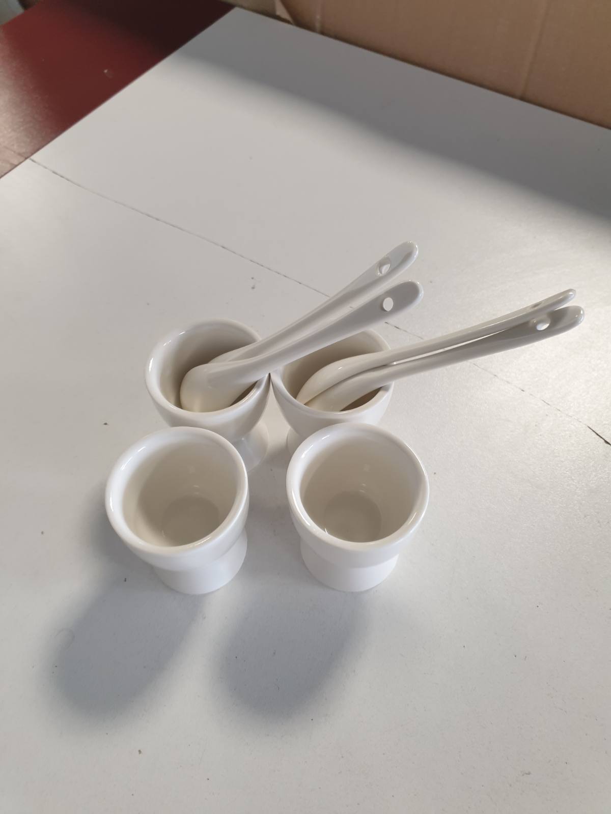 224948 - SET ME 8 PJESE mbajtëse vezësh për 4 vezë dhe 4 lugë, gota vezësh prej porcelani, set i bardhë