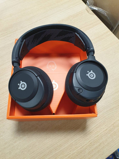 295166 - STEELSERIES Arctis Nova 1, Kufje Lojërash me Shumë Sisteme, Hi-Fi me Drajverë, Tingull Hapësinor 360°, Jastëkë Veshësh me Shkumë Memorieje, Mikrofon me Anulim Zhurmesh, PC, PS5, PS4, Switch, Xbox - E Zezë