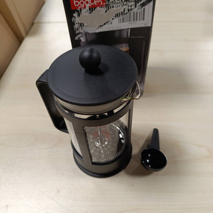 197884 - BODUM KENYA Mëkanë Kafeje me Presë Manuale - Kapacitet 1L/8 Filxhanë - Material Qelqi Borosilikat dhe Çelik Inox - E përshtatshme për Lavastovilje - E prodhuar në Portugali