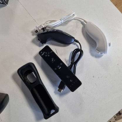 299428 - Kontrolluesi i largët Wii LeonDesigns dhe Nunchuck për Wii U, mbulesë silikoni dhe rrip kyçi dorës (e bardhë-e zezë)