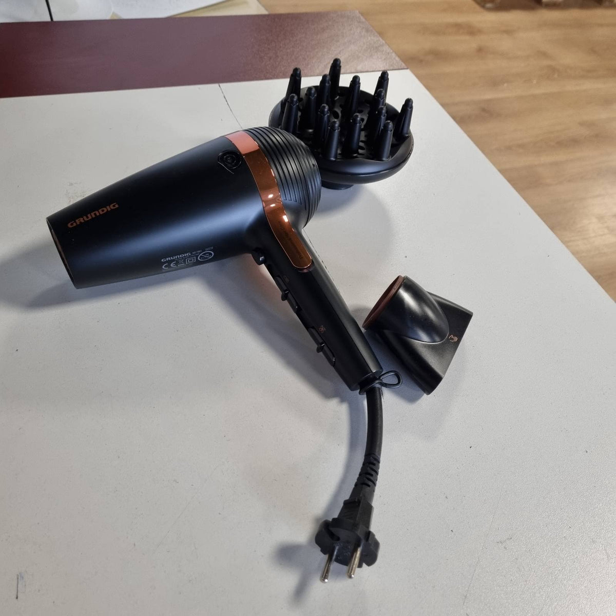 298164 - GRUNDIG Tharëse flokësh Naturashine HD 7081 2100W me funksion joni, Tërheqje kordoni, Qeramike me vaj makadamia dhe kokosi, Grykë Cool Touch, E zezë/Ar rozë