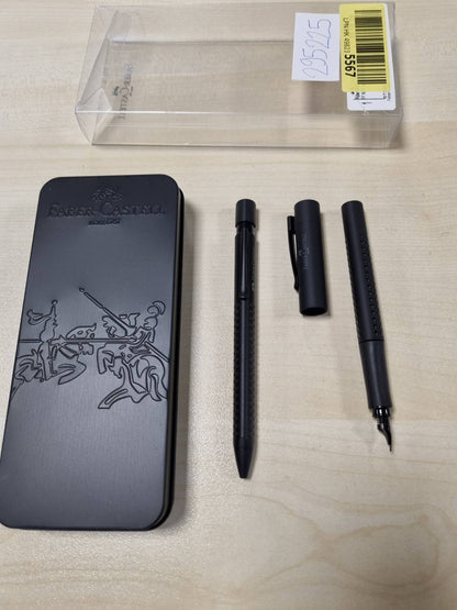295225 - FABER-CASTELL 201626 - Set Dhurate Grip Edition, i Gjithë i Zi, me stilolaps M dhe stilolaps XB në një kuti metalike