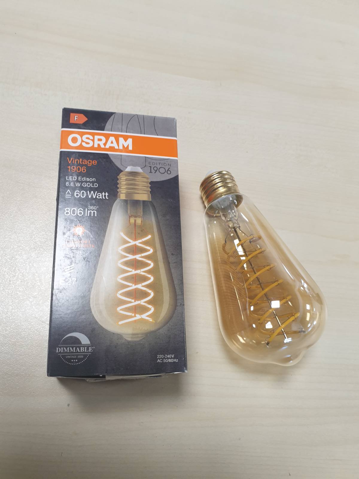 186750 - OSRAM Vintage 1906® Llambë LED Classic Edison FIL 60 me baza 27, e zbehtë, formë Edison, ngjyrë ari, 8.8W, 806lm, 2400K, dritë e bardhë e ngrohtë e reduktuar, konsum i ulët i energjisë, jetëgjatësi e gjatë