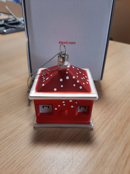 196546 - ALESSI Cubetta GJ02 17 – Ornament Krishtlindjesh, Shtëpi Festive e Mbuluar me Borë, Qelq i Fryrë dhe Dekoruar me Dorë