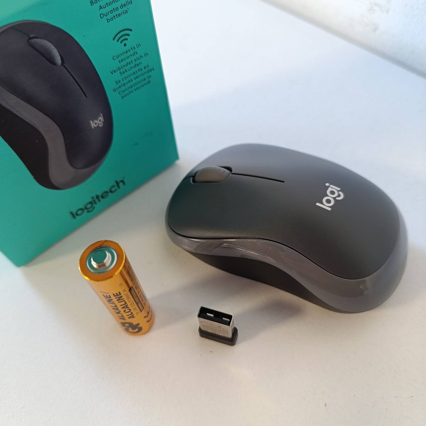 320290 - Logitech M185 Maus pa tel, 2.4 GHz, marrës nano USB, jetëgjatësi baterie 12 muaj, gjurmim optik 1000 DPI, ambidextrous, i pajtueshëm me PC, Mac, laptop - gri