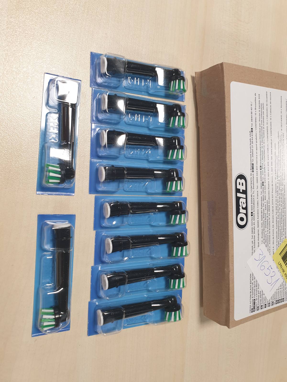 316531 - ORAL-B Koka Furçash Zëvendësuese Pro Cross Action, të Zeza, Pako me 10 Koka Furçash Dhëmbësh.