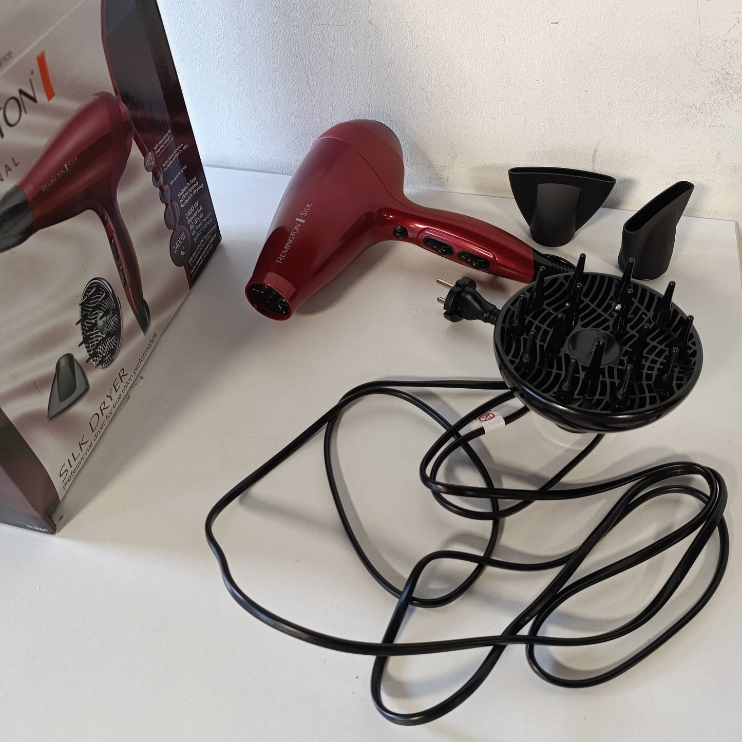 317009 - REMINGTON Tharëse flokësh Professional Ionic Silk, 2400W, 140 km/orë, 3 aksesorë stilimi, motor AC me funksion turbo, goditje të ftohtë