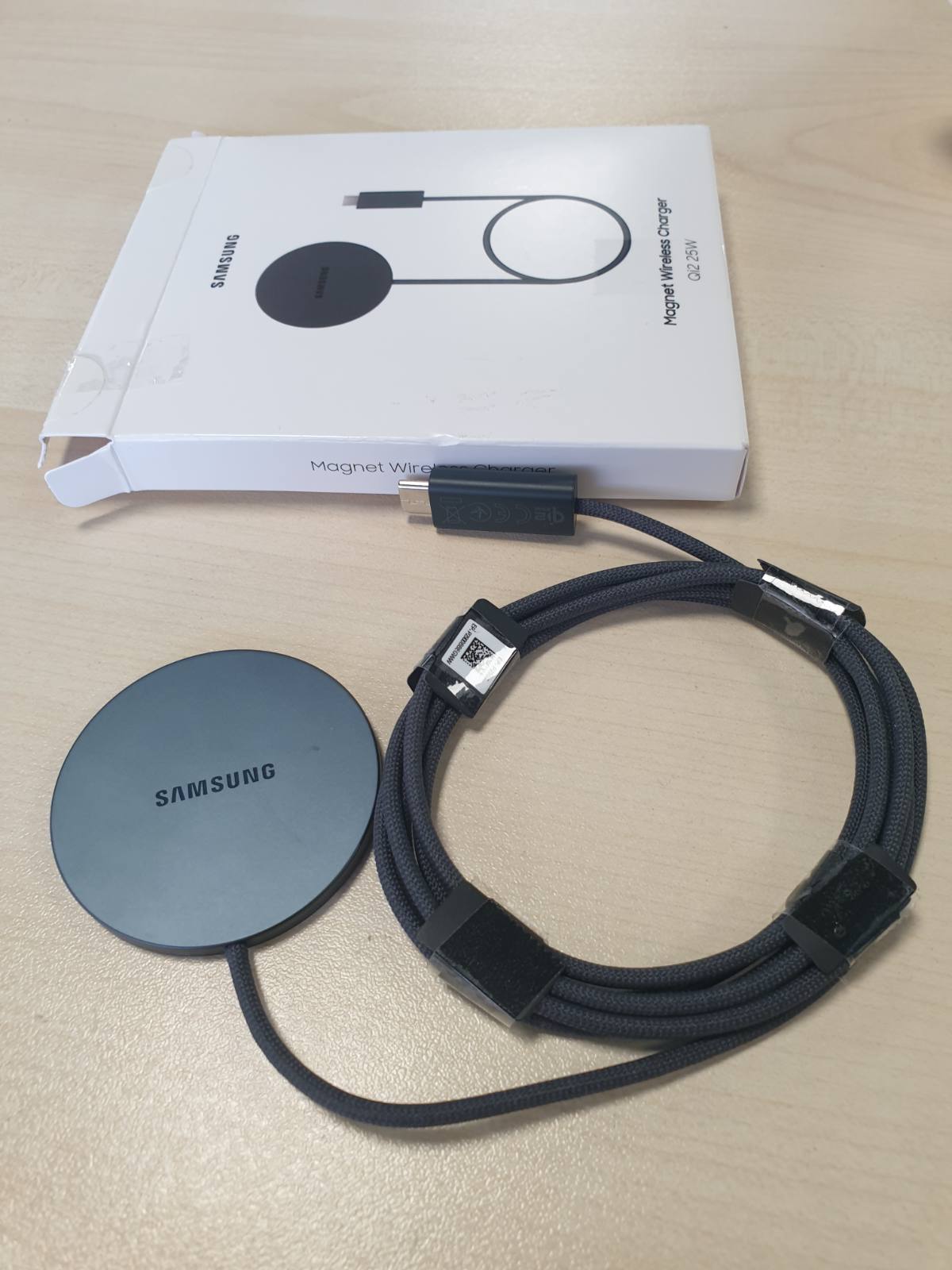 320027 - SAMSUNG Karikues magnetik pa tel 25 vat EP-P2900B për telefona inteligjentë dhe kuti karikimi të përputhshme, mbështetje Qi2, e zezë