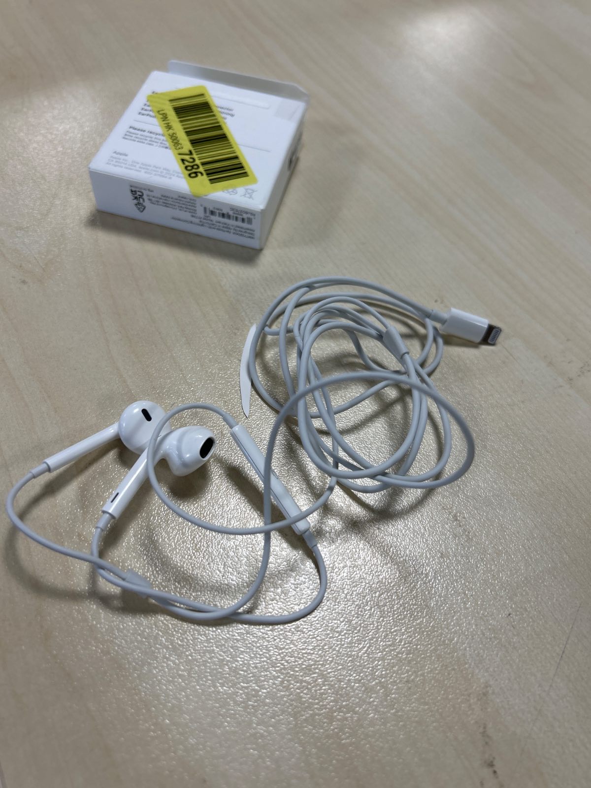 273749 - APPLE Kufje EarPods me lidhës Lightning