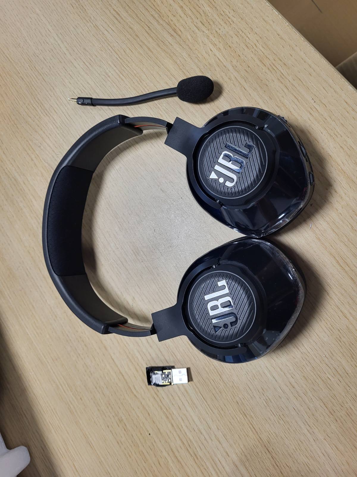 276300 - JBL Kufje për Lojëra Quantum 360, pa tel, lidhje 2.4 GHz/Bluetooth, jetëgjatësi baterie 22 orë, mikrofon i shkëputshëm, ngjyra e zezë