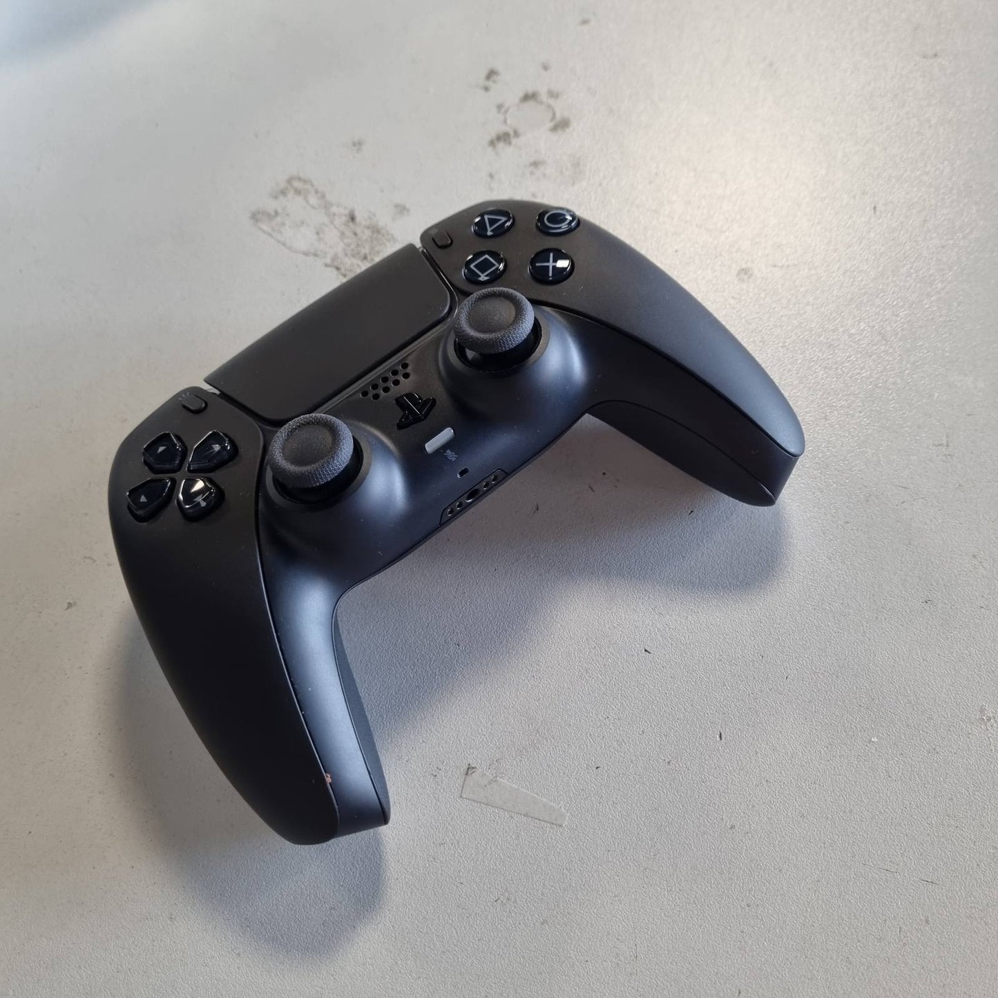 319662 - SONY Kontrolluesi pa tel DualSense, i zi mesnate - Versioni ndërkombëtar