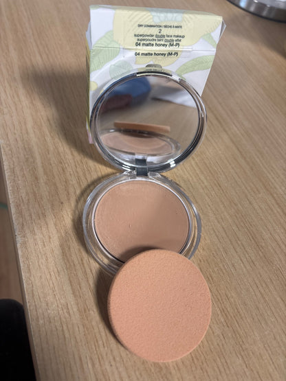 316333 - CLINIQUE Pudër e dyfishtë për fytyrën Superpowder | Pudër dhe fondatinë e lehtë në një | Mbulim mesatar + përfundim mat