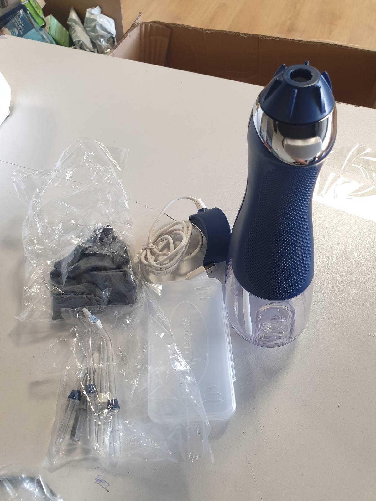 315281 - Pastrues uji pa tel Advanced, 3 cilësime presioni, Pajisje për heqjen e pllakës, ideale për udhëtime dhe banjo të vogla, Karikues USB, Blu (WP-583EU)