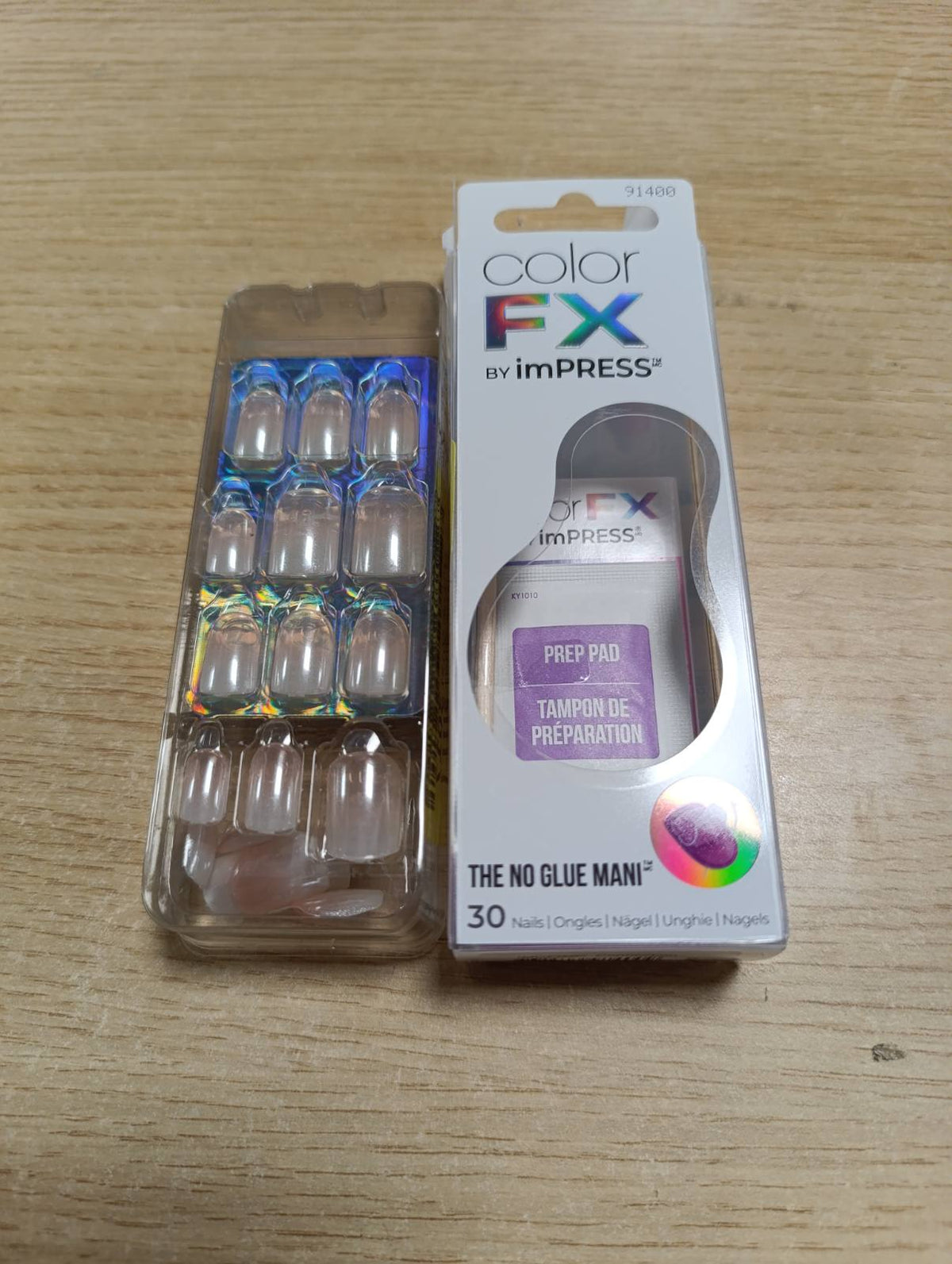 318030 - KISS colorFX Thonj ngjitës "Connection", rozë-të bardhë me ngjyrë kromi, të shkurtër dhe të hollë, 30 thonj artificialë vetëngjitës, deri në 10 ditë përdorim