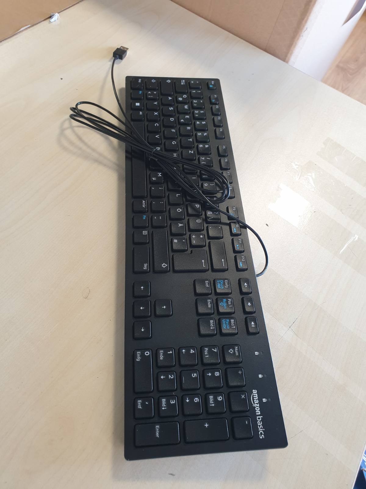274376 - Amazon Basics Tastierë me paraqitje gjermane, e sheshtë, me kabllo USB, e zezë mat