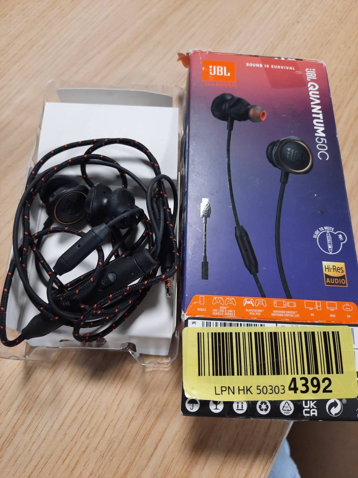 319970 - JBL Kufje Quantum 50C, me tel USB-C, tingull JBL QuantumSURROUND, mikrofon i fokusuar, rrëshqitës volumin, funksion heshtjeje, ngjyra të zeza