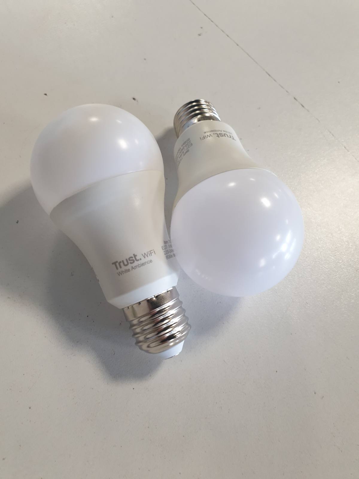 222977 - TRUST Llambë inteligjente WiFi E27, LED E27 me errësim, për Alexa dhe Google Home, llambë RGB 2.4GHz, Wi-Fi, e bardhë - pako me 2 [Klasa e energjisë F]