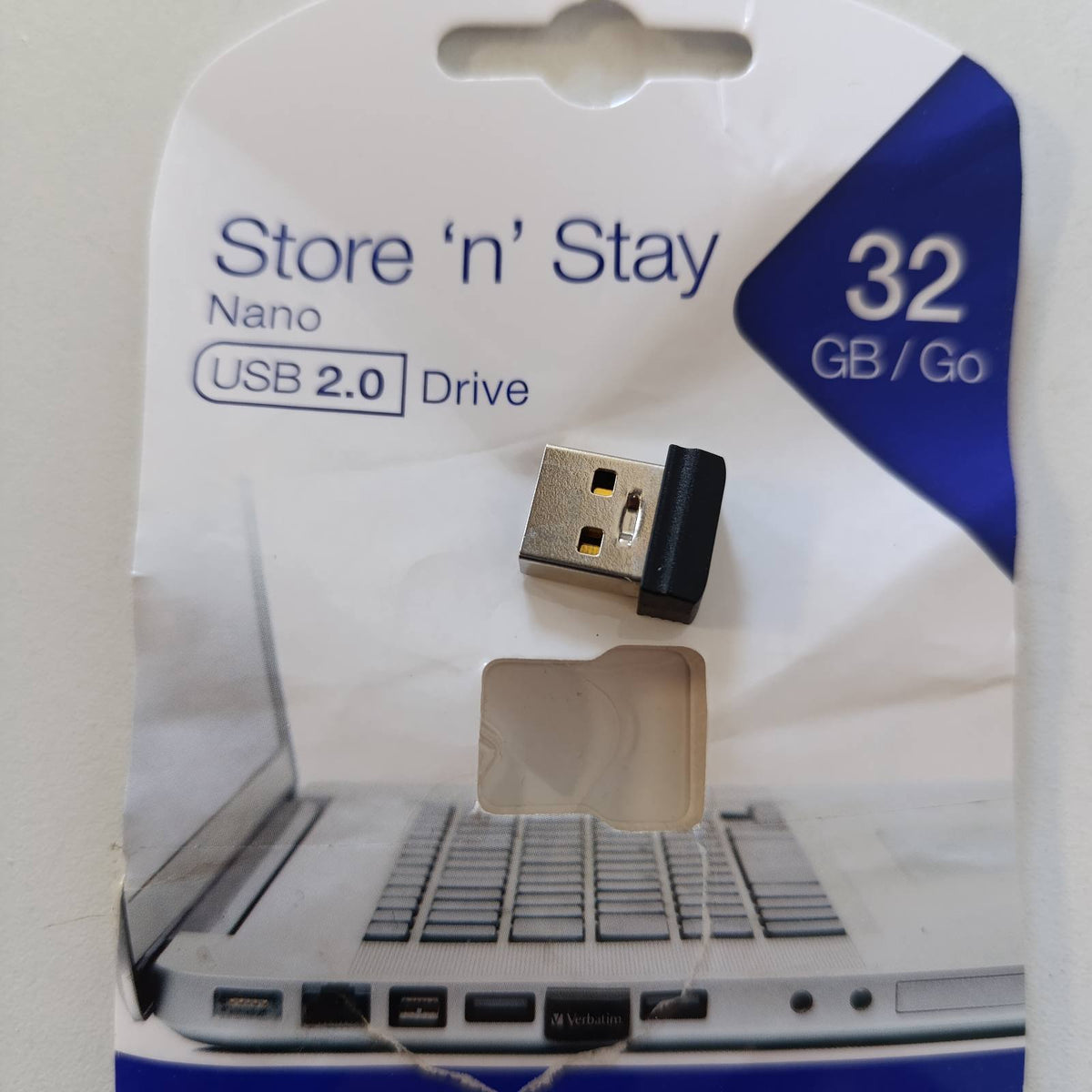 300078 - VERBATIM STORE 'N' STAY NANO – Njësi USB 32GB, USB 2.0, mini USB, për laptop, notebook, televizor, i zi