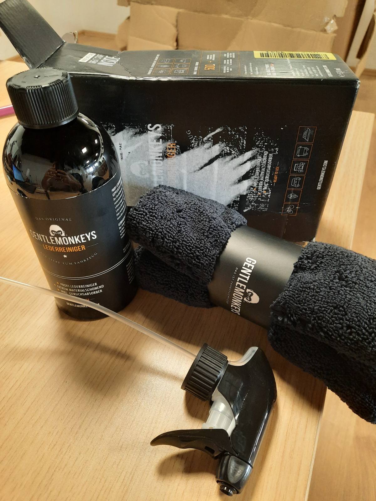 298348 - GENTLEMONKEYS Set Profesional Pastrues Lëkure (500ml + Leckë Mikrofibre) • Pastrim i thellë i poreve të të gjitha lëkurave të lëmuara me pigment • Jashtëzakonisht i butë ndaj materialeve • Biodegradues dhe i qëndrueshëm