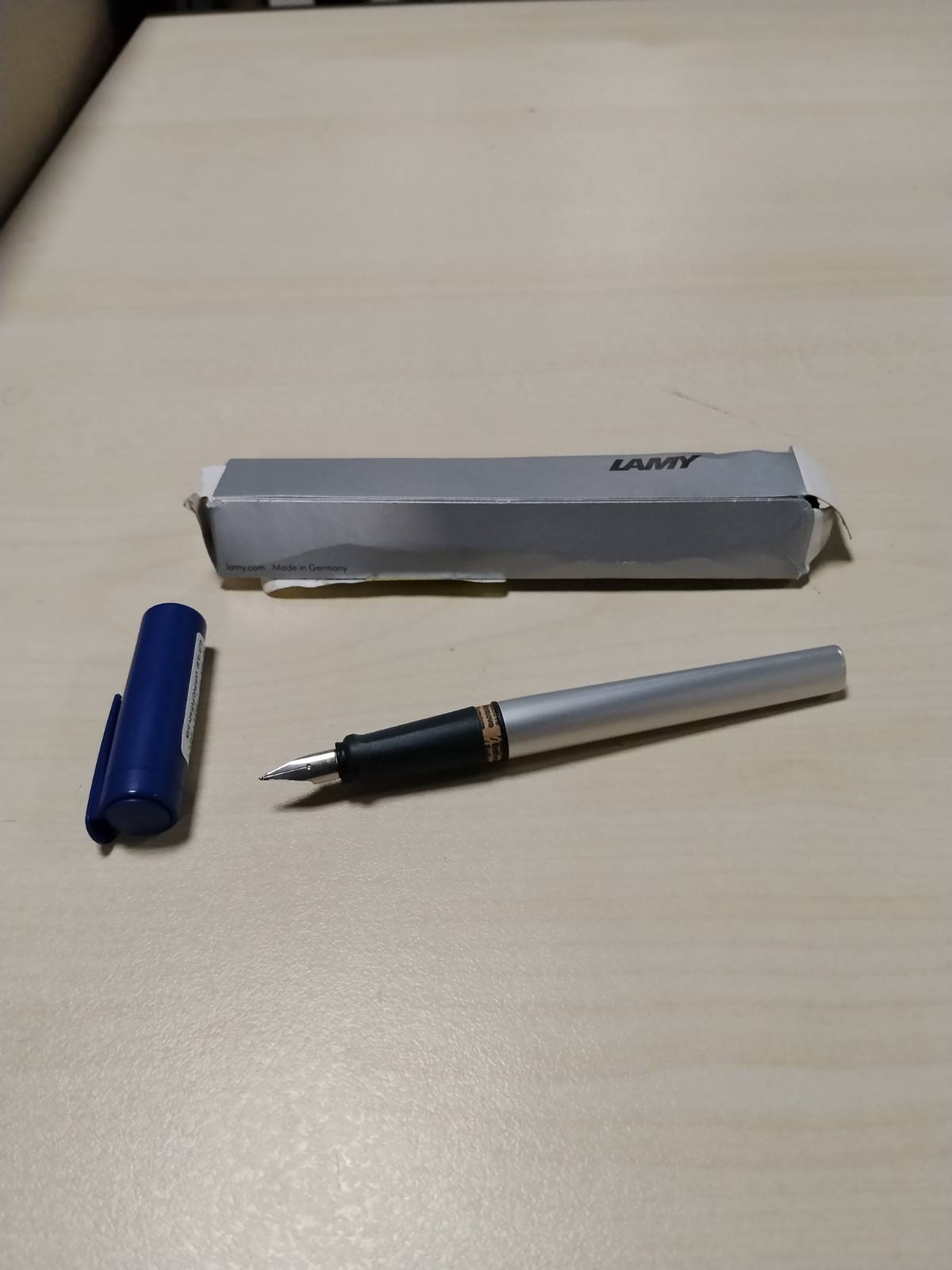 296141 - LAMY Stilograf blu nexx, dorezë jo rrëshqitëse, majë çeliku A, trup alumini trekëndësh, fishek boje blu T 10, për dorën e djathtë