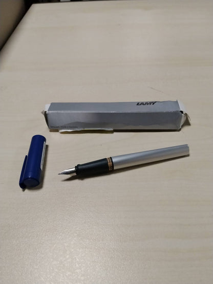296141 - LAMY Stilograf blu nexx, dorezë jo rrëshqitëse, majë çeliku A, trup alumini trekëndësh, fishek boje blu T 10, për dorën e djathtë