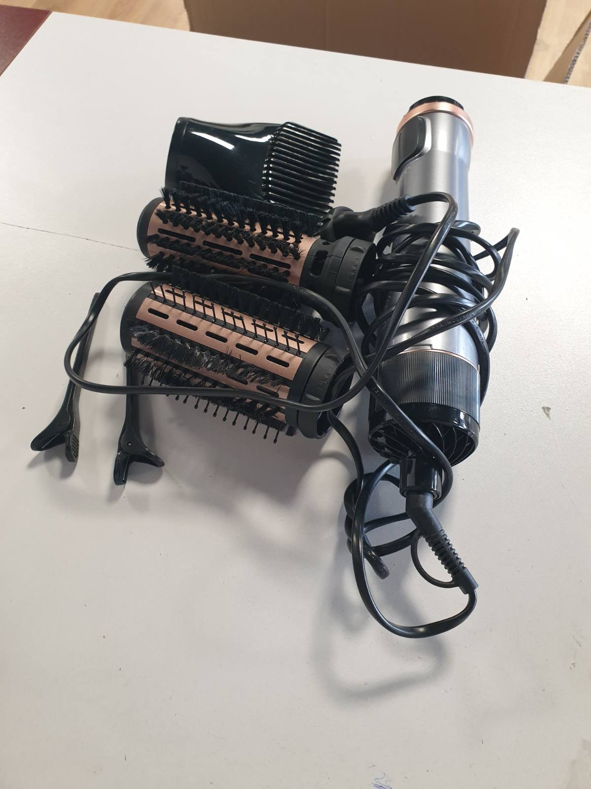 315773 - REMINGTON Furçë Automatike me Ajër të Nxehtë (1000W, Qeramikë, Temperaturë e Ndryshueshme, 3 Aksesorë: 2 Furça të Rrumbullakëta 40 & 50 mm + Vëllim) AS8811