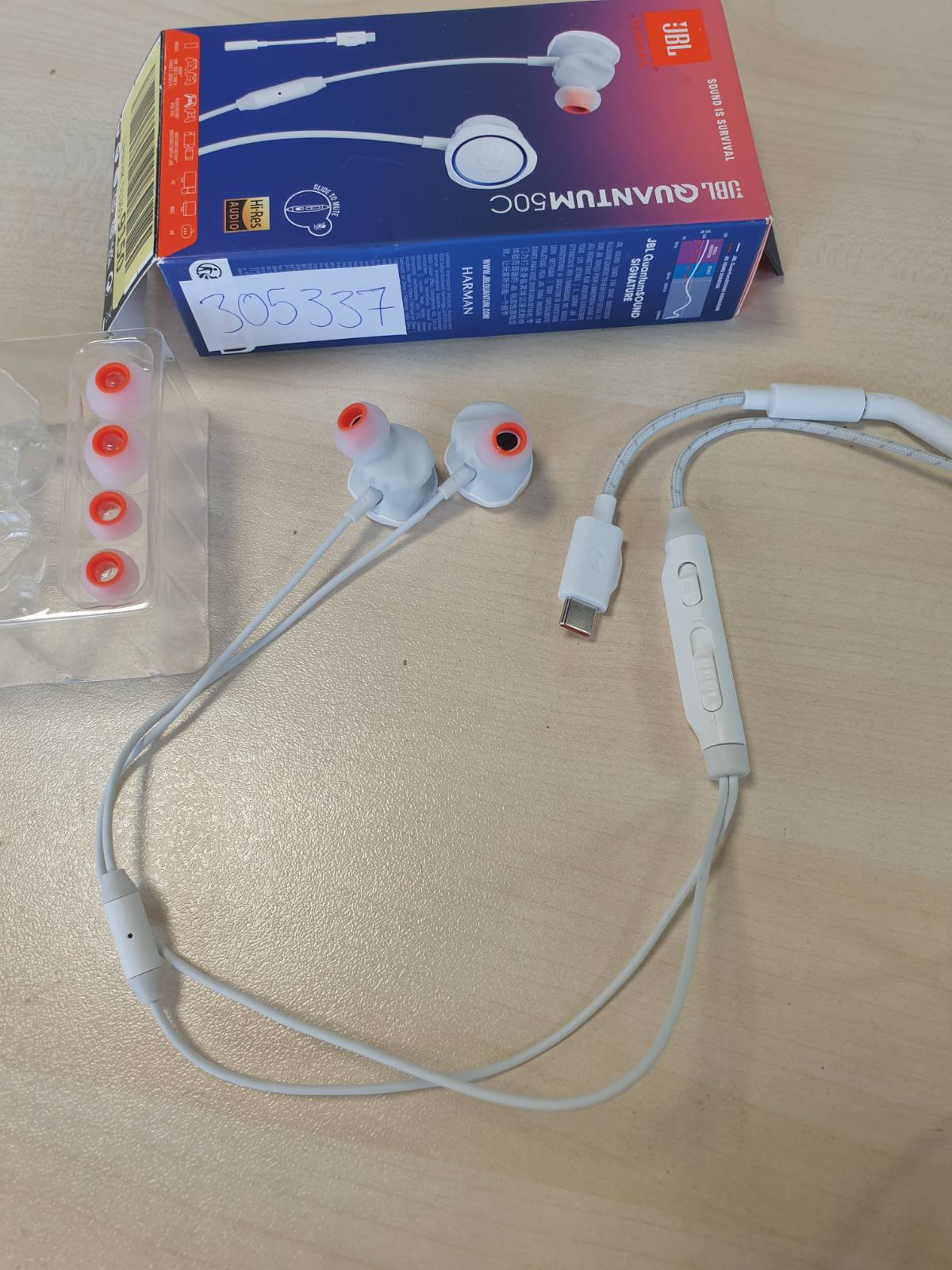 305337 - JBL Kufje për lojëra Quantum 50C, me tel USB-C, tingull JBL QuantumSURROUND, mikrofon i fokusuar te zëri, rrëshqitës volumin, funksion heshtjeje, të bardha