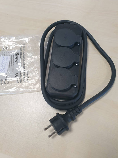 322686 - KOPP Shirit elektrik 3-kahësh rezistent ndaj lagështirës në të zezë - Prizë e fortë me shumë priza me mbulesa me mentesha dhe kabllo 1.4 mm² - IP44 rezistente ndaj spërkatjeve - Mund të montohet me vidë dhe në mur - për 16A dhe 250V