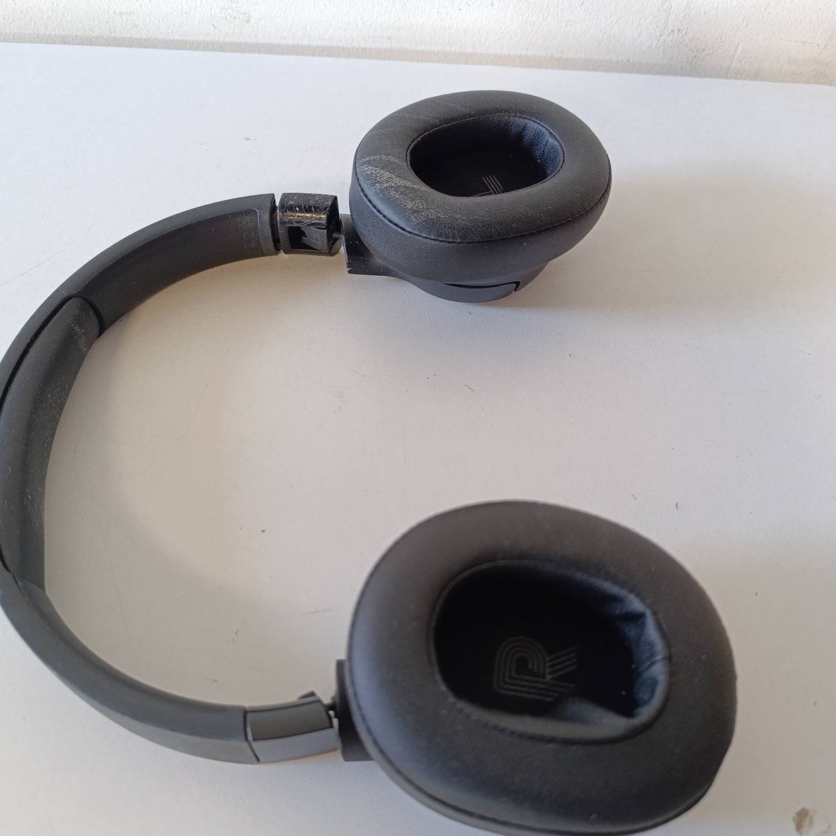 276080 - JBL Tune 770 NC – Kufje pa tel mbi vesh me anulim adaptiv të zhurmës dhe dizajn të palosshëm – Deri në 70 orë jetëgjatësi të baterisë me karikim të shpejtë – E zezë