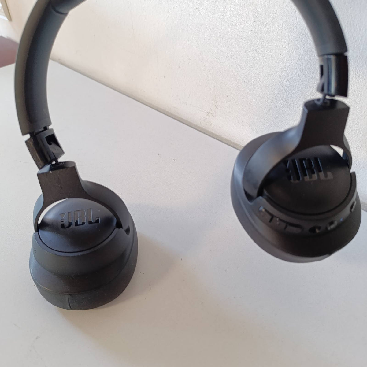 276080 - JBL Tune 770 NC – Kufje pa tel mbi vesh me anulim adaptiv të zhurmës dhe dizajn të palosshëm – Deri në 70 orë jetëgjatësi të baterisë me karikim të shpejtë – E zezë