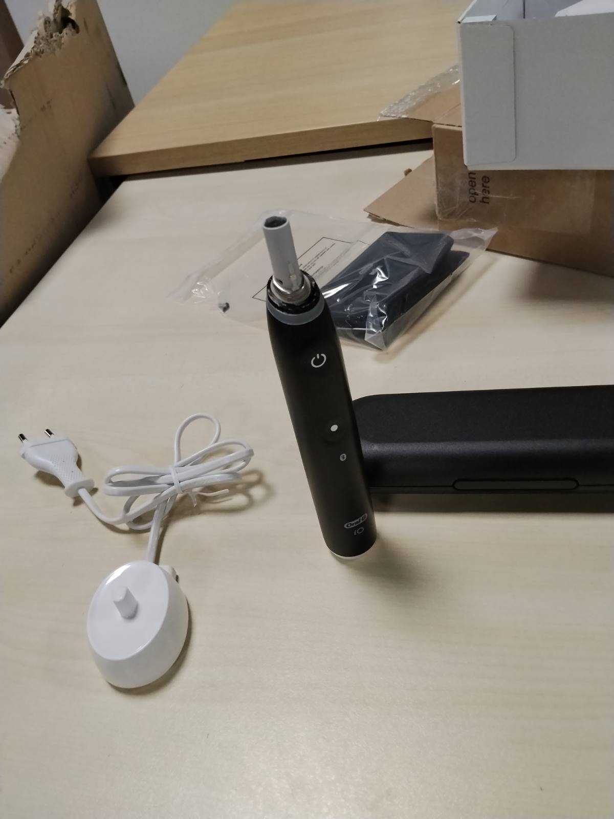 315077 - Furçë dhëmbësh elektrike iO Series 6 Plus Edition, 3 koka furçe, 5 mënyra pastrimi, çantë udhëtimi, e zezë, e projektuar nga Braun